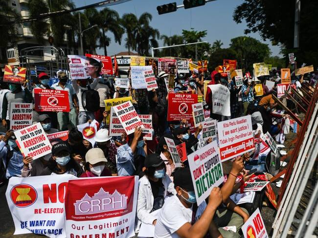 Manifestantes protestan ante la embajada de Indonesia en Rangún