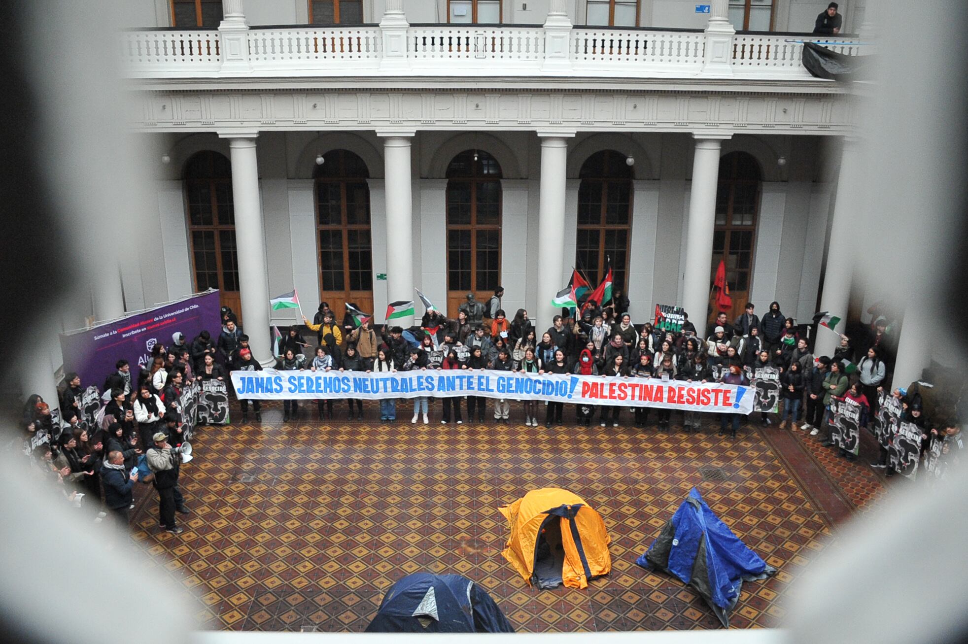 15 DE MAYO DEL 2024 / SANTIAGO Estudiantes de la Casa Central de la Universidad de Chile convoca a banderazo y acampe en solidaridad con la causa Palestina, a raíz de los acontecimientos del conflicto Palestino-Israelí. 
FOTO: VICTOR HUENANTE / AGENCIAUNO