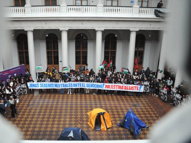 15 DE MAYO DEL 2024 / SANTIAGO
Estudiantes de la Casa Central de la Universidad de Chile convoca a banderazo y acampe en solidaridad con la causa Palestina, a raíz de los acontecimientos del conflicto Palestino-Israelí.
FOTO: VICTOR HUENANTE / AGENCIAUNO