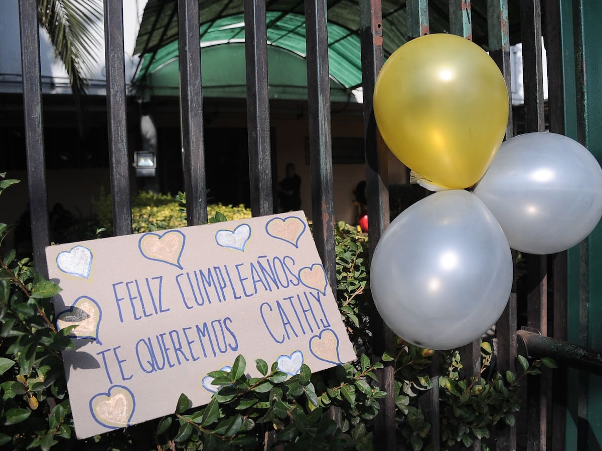 Tras cambio de cautelares: Cathy Barriga llega a su casa y es recibida por vecinas con sorpresa de cumpleaños