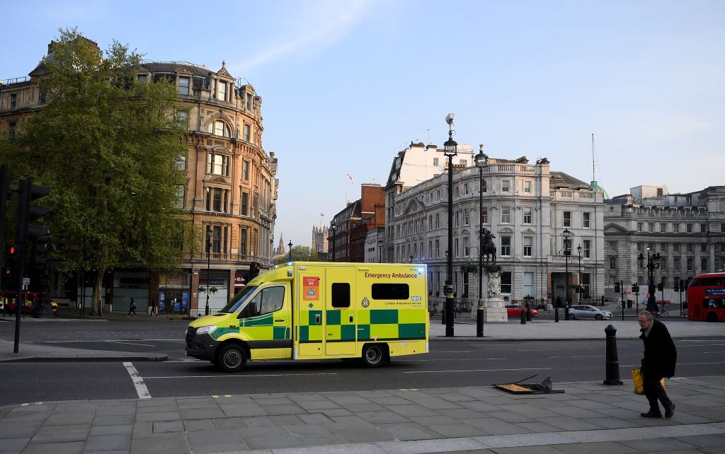 Una ambulancia traslada a un paciente del Covid-19 en Londres
