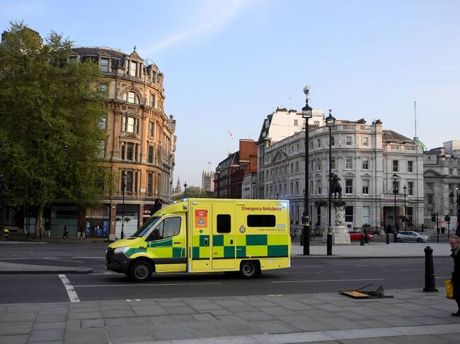 Una ambulancia traslada a un paciente del Covid-19 en Londres