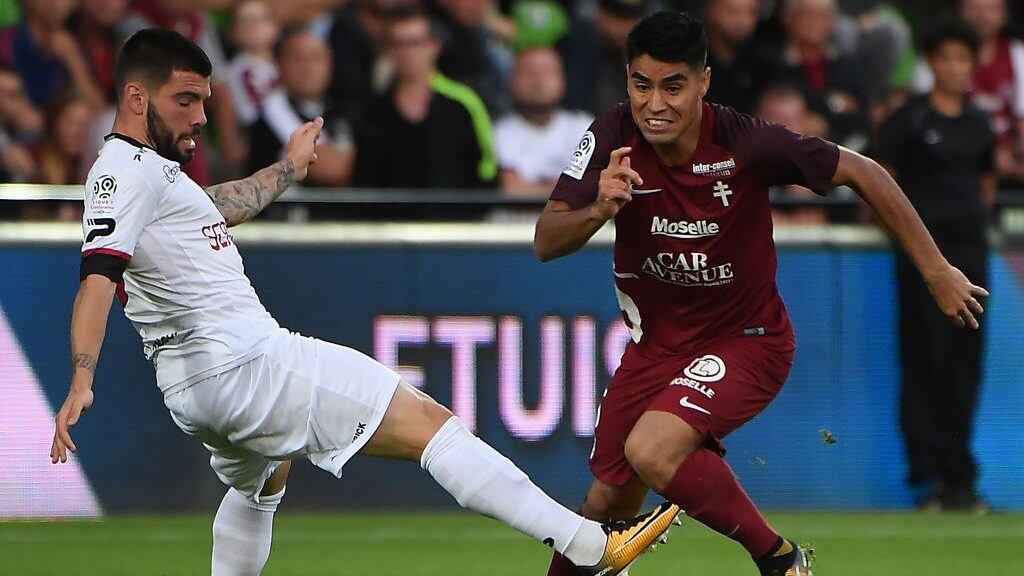 Metz's Argentinian midfielder Geronimo Poblete (R) vies with Guingamp's Portuguese defender Pedro Rebocho during the French L1 football match between Metz (FC Metz) and Guinguamp (EAG) at Saint-Symphorien Stadium in Longeville-les-Metz, eastern France, on August 5, 2017.  / AFP PHOTO / FREDERICK FLORIN        (Photo credit should read FREDERICK FLORIN/AFP via Getty Images)