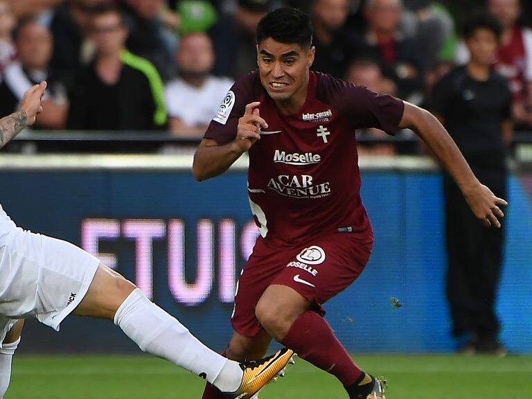 Metz&#039;s Argentinian midfielder Geronimo Poblete (R) vies with Guingamp&#039;s Portuguese defender Pedro Rebocho during the French L1 football match between Metz (FC Metz) and Guinguamp (EAG) at Saint-Symphorien Stadium in Longeville-les-Metz, eastern France, on August 5, 2017.  / AFP PHOTO / FREDERICK FLORIN        (Photo credit should read FREDERICK FLORIN/AFP via Getty Images)