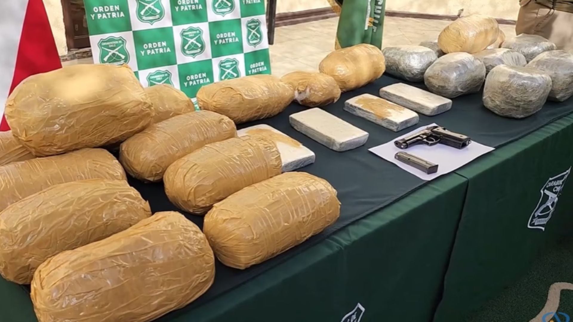 región de Antofagasta, mujer extranjera, mujer boliviana, droga, 30 kilos de cocaía y marihuana, Carabineros, OS7 El Loa, región Metropolitana, p