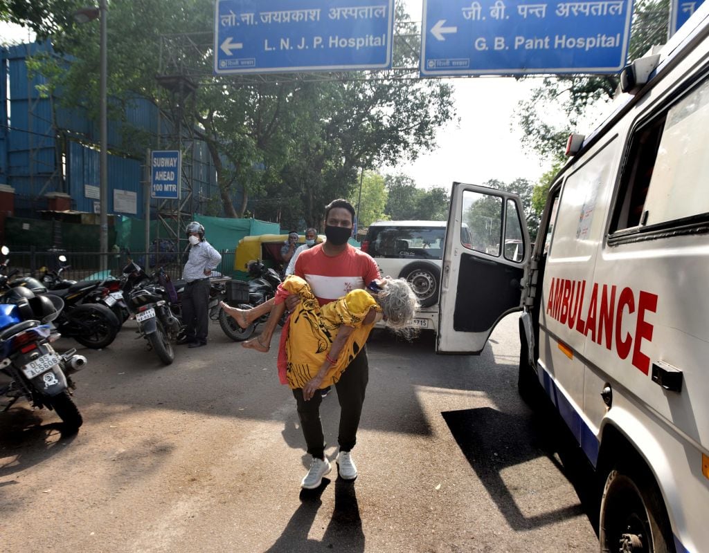 Mujer contagiada con Covid-19 es llevada a un hospital en India