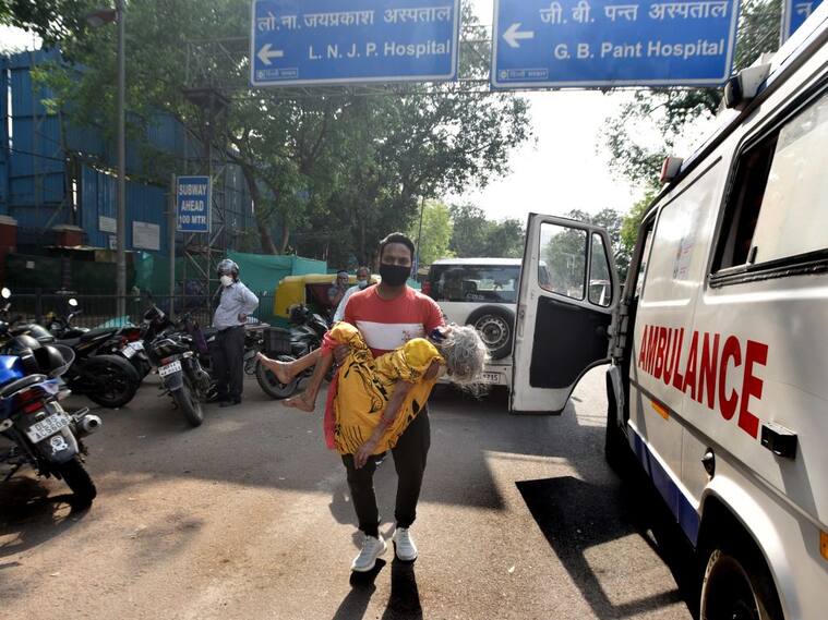 Mujer contagiada con Covid-19 es llevada a un hospital en India