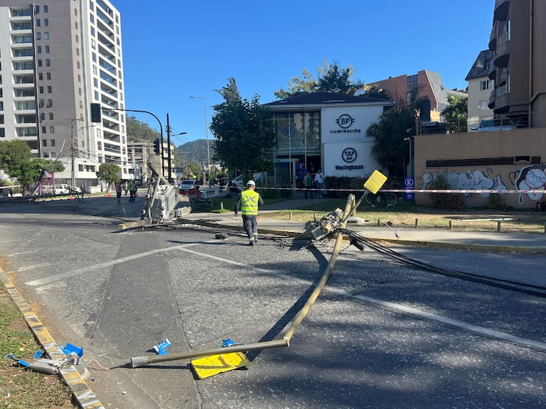 Camión derriba 11 postes dejando sin luz a más de 700 clientes en Concepción