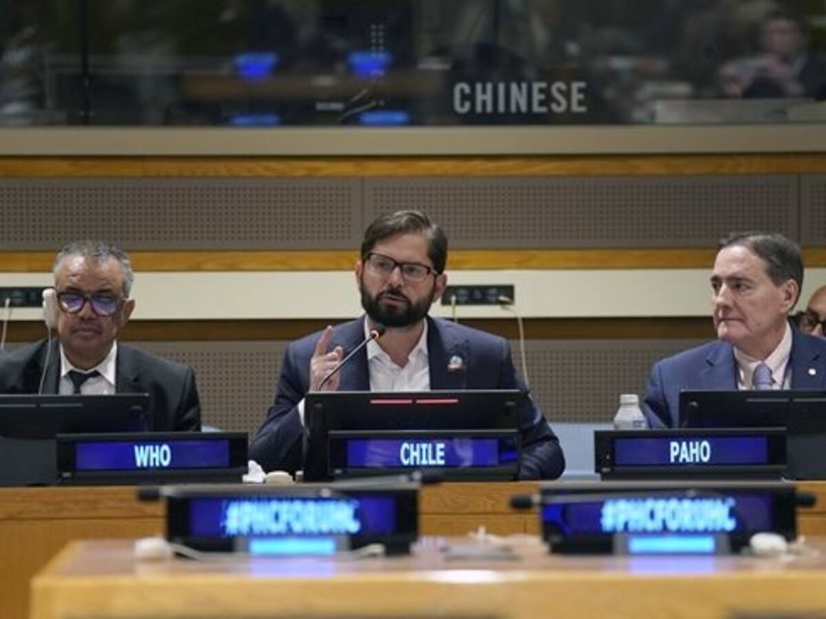 Presidente Boric evitar polemizar dichos de Piñera sobre el estallido social y llama a no confundir “actos violentos con movilizaciones”