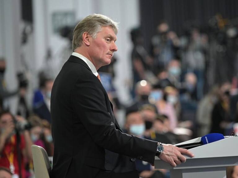 El vocero de la presidencia rusa Dmitri Peskov ante los medios