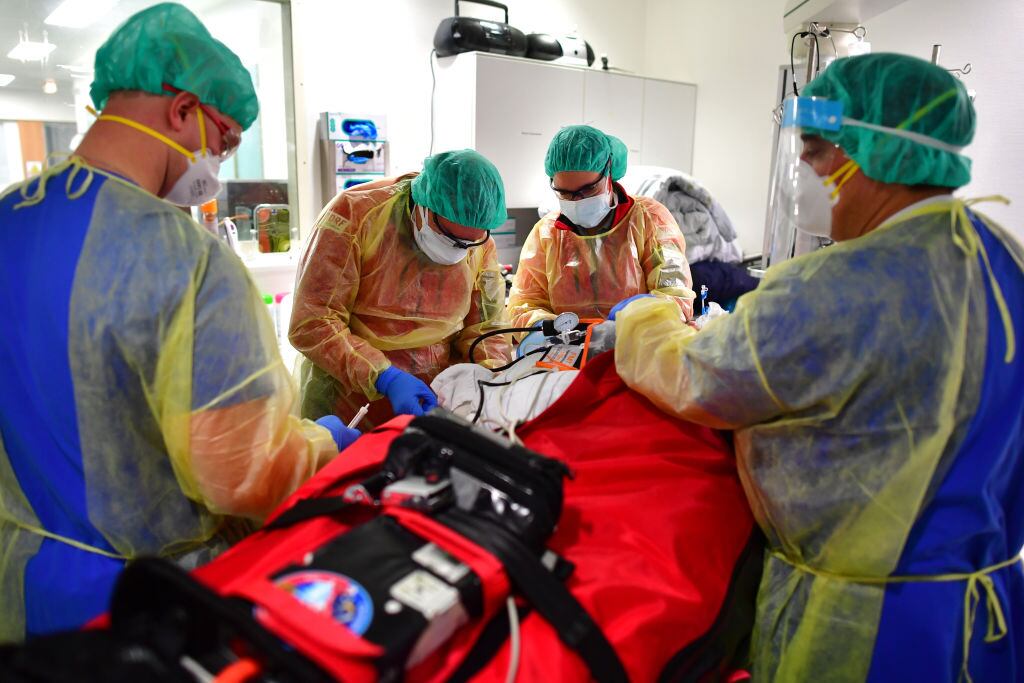 Equipo médico atiende a un paciente grave con covid-19 en Nuremberg