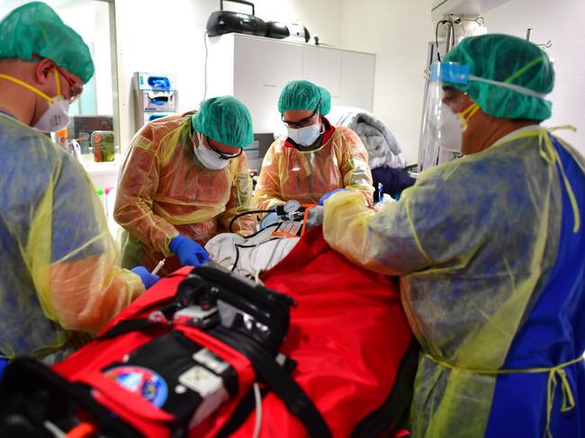 Equipo médico atiende a un paciente grave con covid-19 en Nuremberg