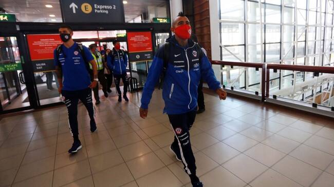 7 de Octubre del 2020/ SANTIAGO
, durante llegada de jugadores de la selección chilena al aeropuerto Arturo Merino Benitez, quienes viajan a un encuentro por las eliminatorias en Uruguay , en medio de la pandemia dé COVID-19.
Fotos: JOSE FRANCISCO ZUÑIGA/ AGENCIAUNO