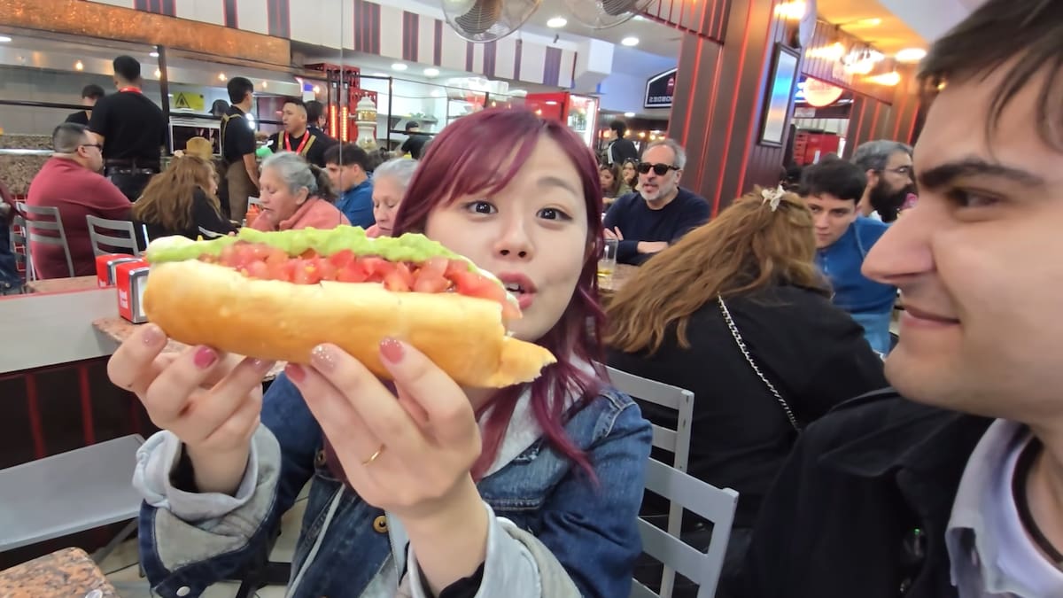 De Japón a Chile solo para probar un completo y un churrasco: la genuina reacción de una joven que se volvió viral