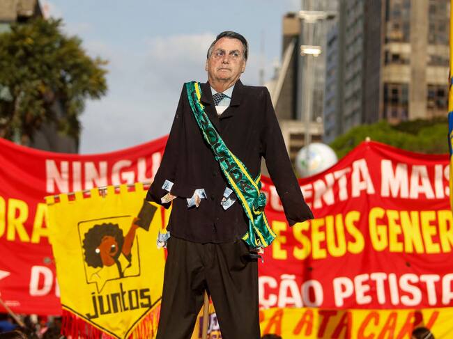 Un muñeco de trapo de Bolsonaro es llevado en una marcha en Sao Paulo