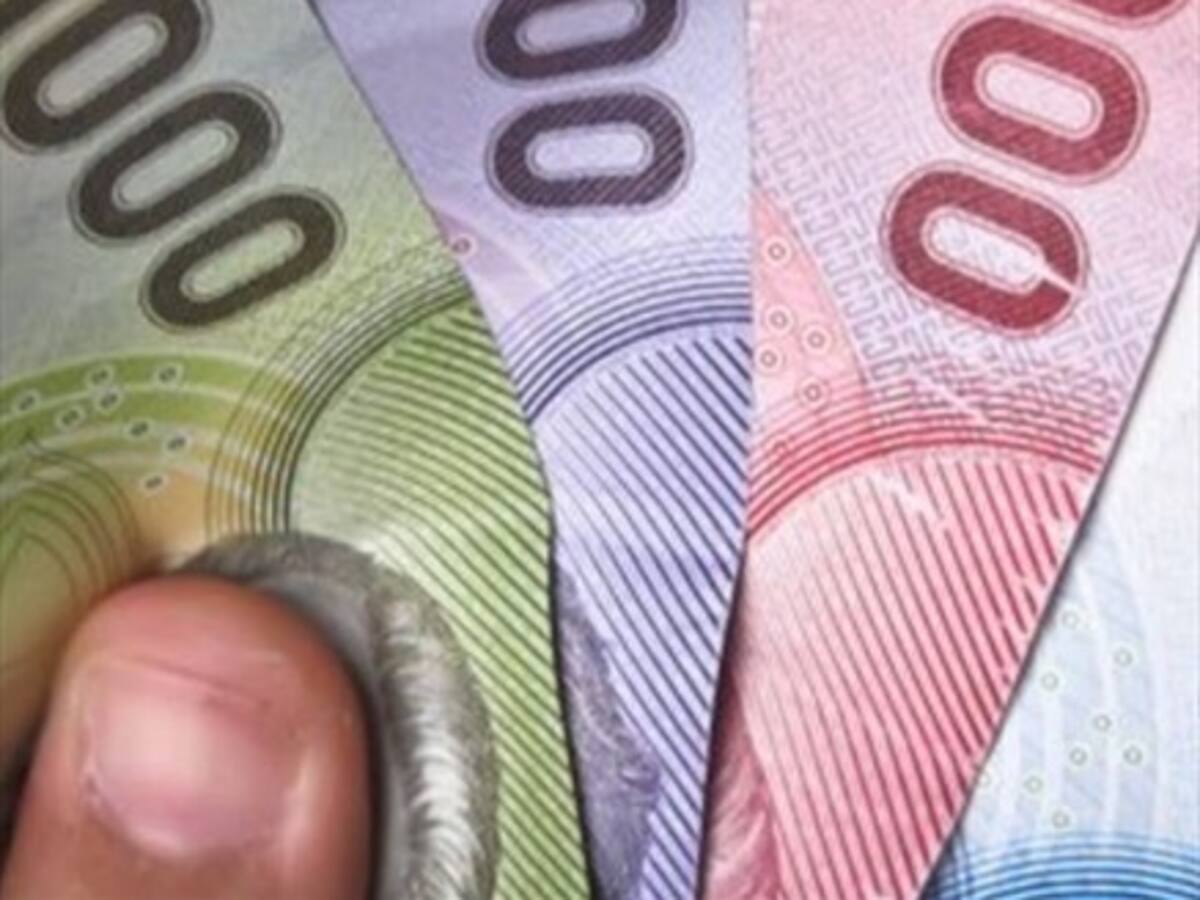 Estudio: 29% de los chilenos gasta su aguinaldo de Fiestas Patrias en deudas