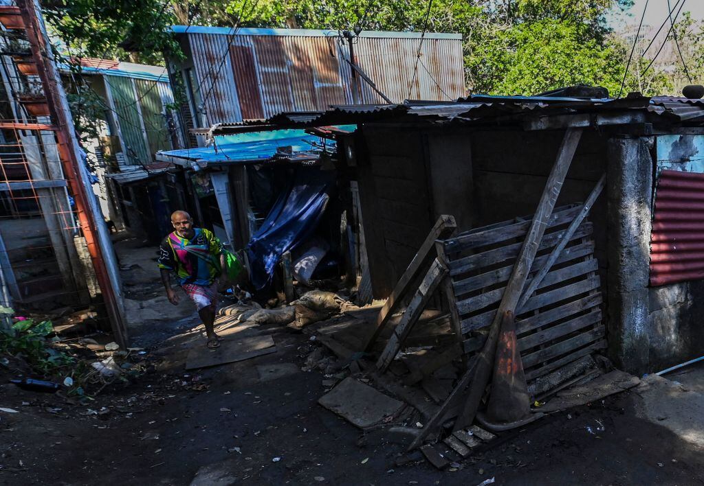 Un hombre camina por el barrio El Erizo de Alajuela en Costa Rica