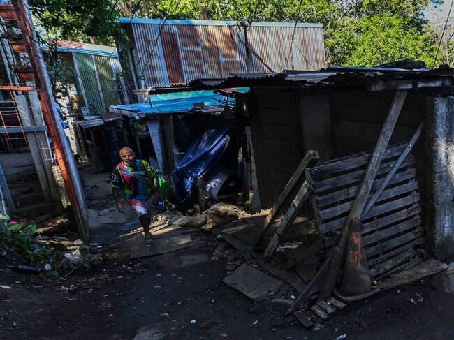 Un hombre camina por el barrio El Erizo de Alajuela en Costa Rica