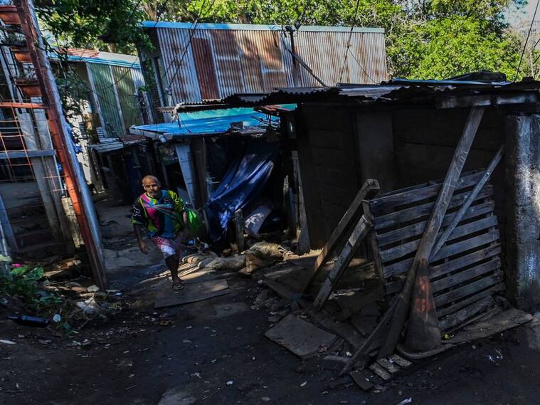 Un hombre camina por el barrio El Erizo de Alajuela en Costa Rica