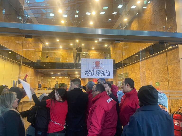 Estudiantes se encadenan en oficinas de Codelco: protesta deja dos personas detenidas