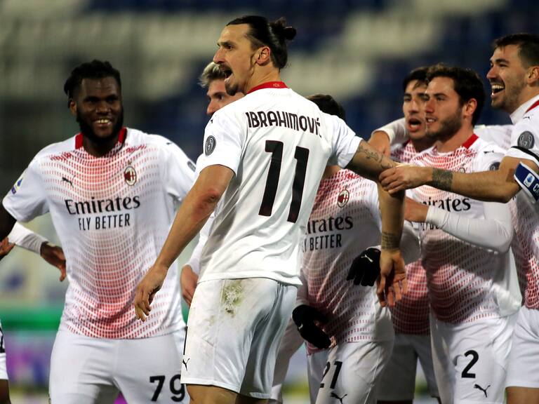 CAGLIARI, ITALY - JANUARY 18:  Zlatan Ibrahimovic of Milan celebrates his goal 0-2   during the Serie A match between Cagliari Calcio and AC Milan at Sardegna Arena on January 18, 2021 in Cagliari, Italy. (Photo by Enrico Locci/Getty Images)