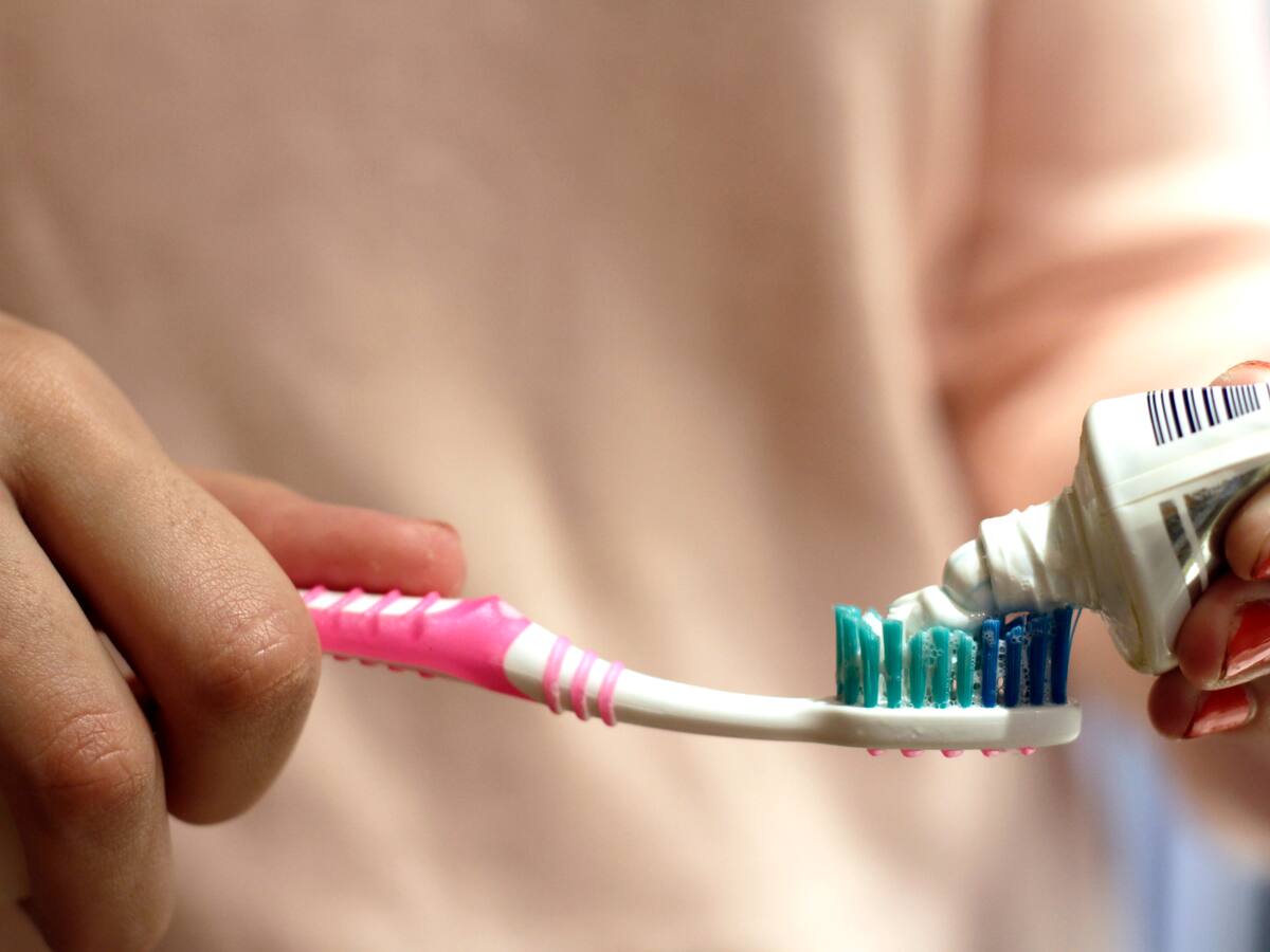 SERNAC emite alerta de seguridad por efectos adversos de pasta dental en Chile: han sido vendidas 1.6 millones de unidades