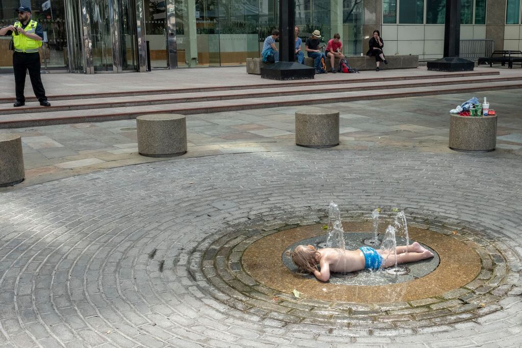 Un niño busca bajar el calor en un juego de agua en la ciudad de Londres
