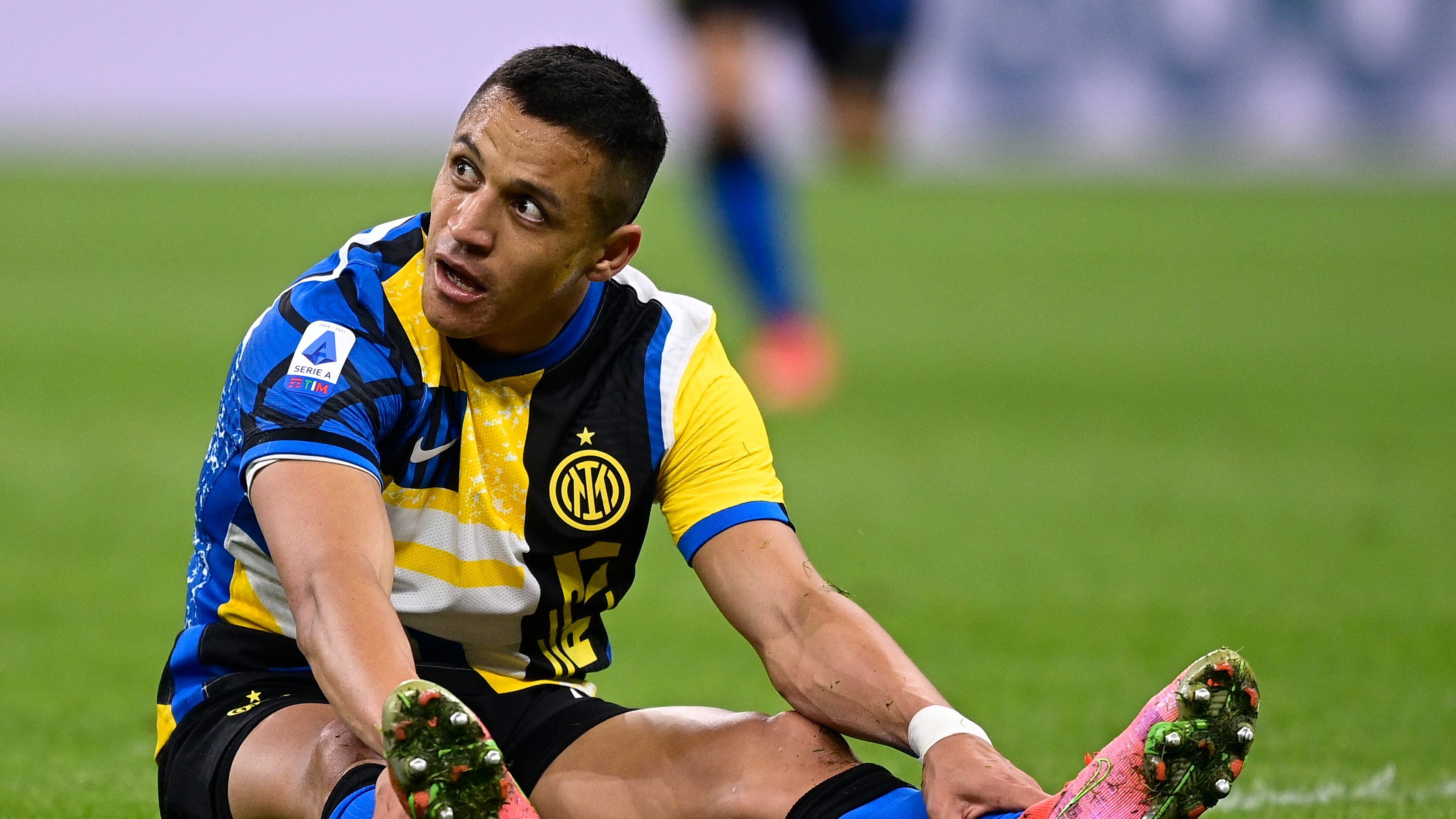 MILAN, ITALY - MAY 12: Alexis Sanchez of FC Internazionale looks dejected during the Italian Serie A match between Internazionale v AS Roma at the San Siro on May 12, 2021 in Milan Italy (Photo by Mattia Ozbot/Soccrates/Getty Images)