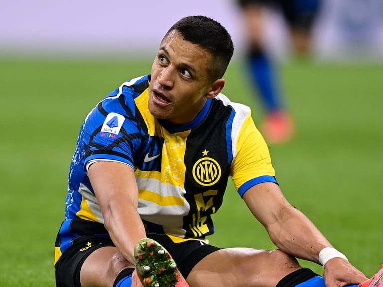 MILAN, ITALY - MAY 12: Alexis Sanchez of FC Internazionale looks dejected  during the Italian Serie A   match between Internazionale v AS Roma at the San Siro on May 12, 2021 in Milan Italy (Photo by Mattia Ozbot/Soccrates/Getty Images)