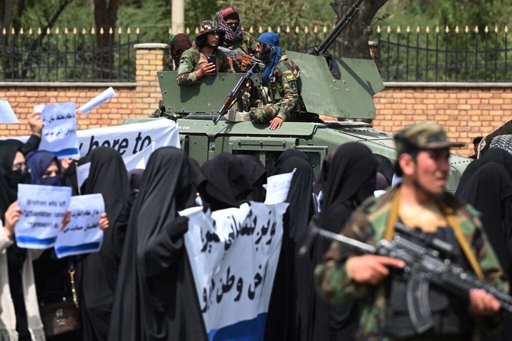Milicianos talibanes armados rodean una protesta de mujeres en Kabul