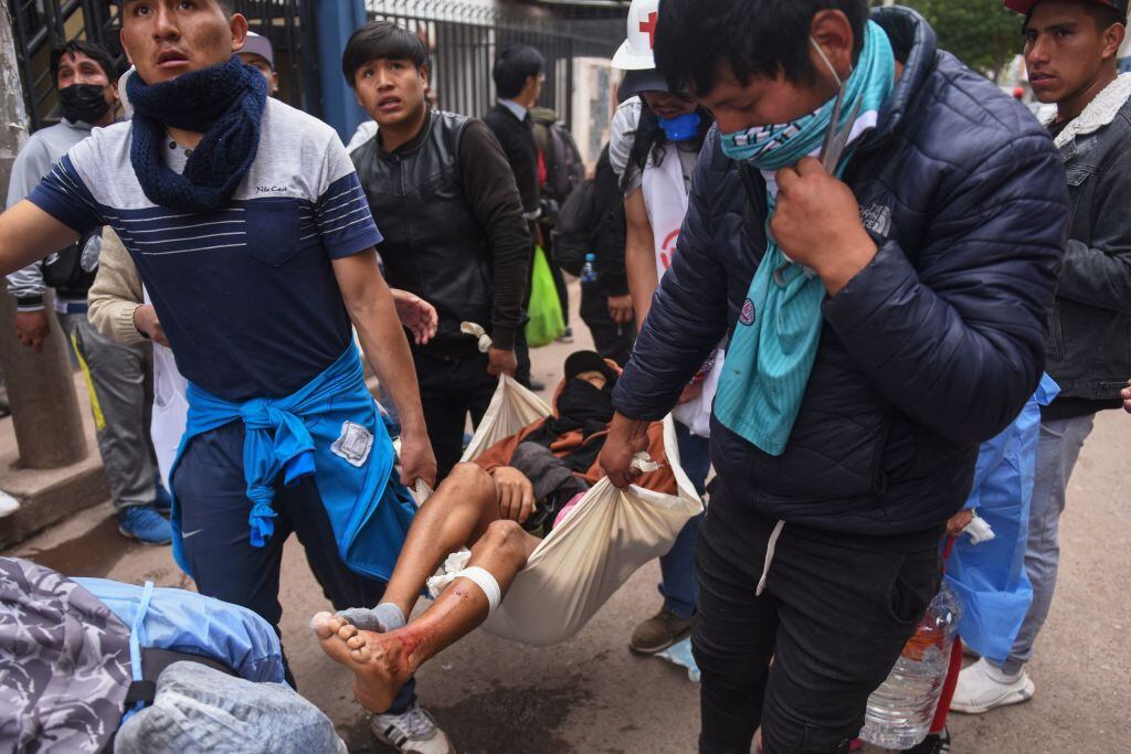Manifestantes llevan a un herido en Cusco del Perú