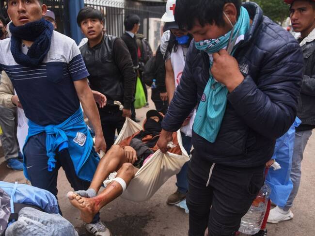 Manifestantes llevan a un herido en Cusco del Perú