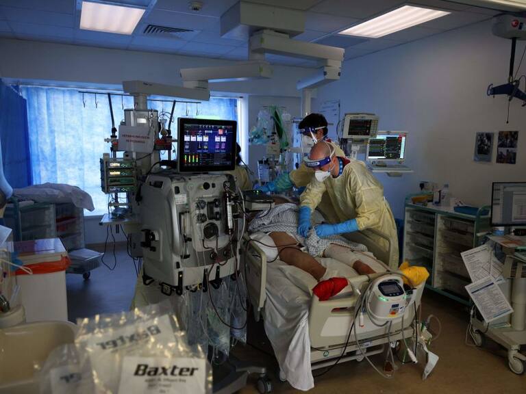 Trabajadores de la salud cuidan a paciente Covid-19 en un hospital de Portsmouth
