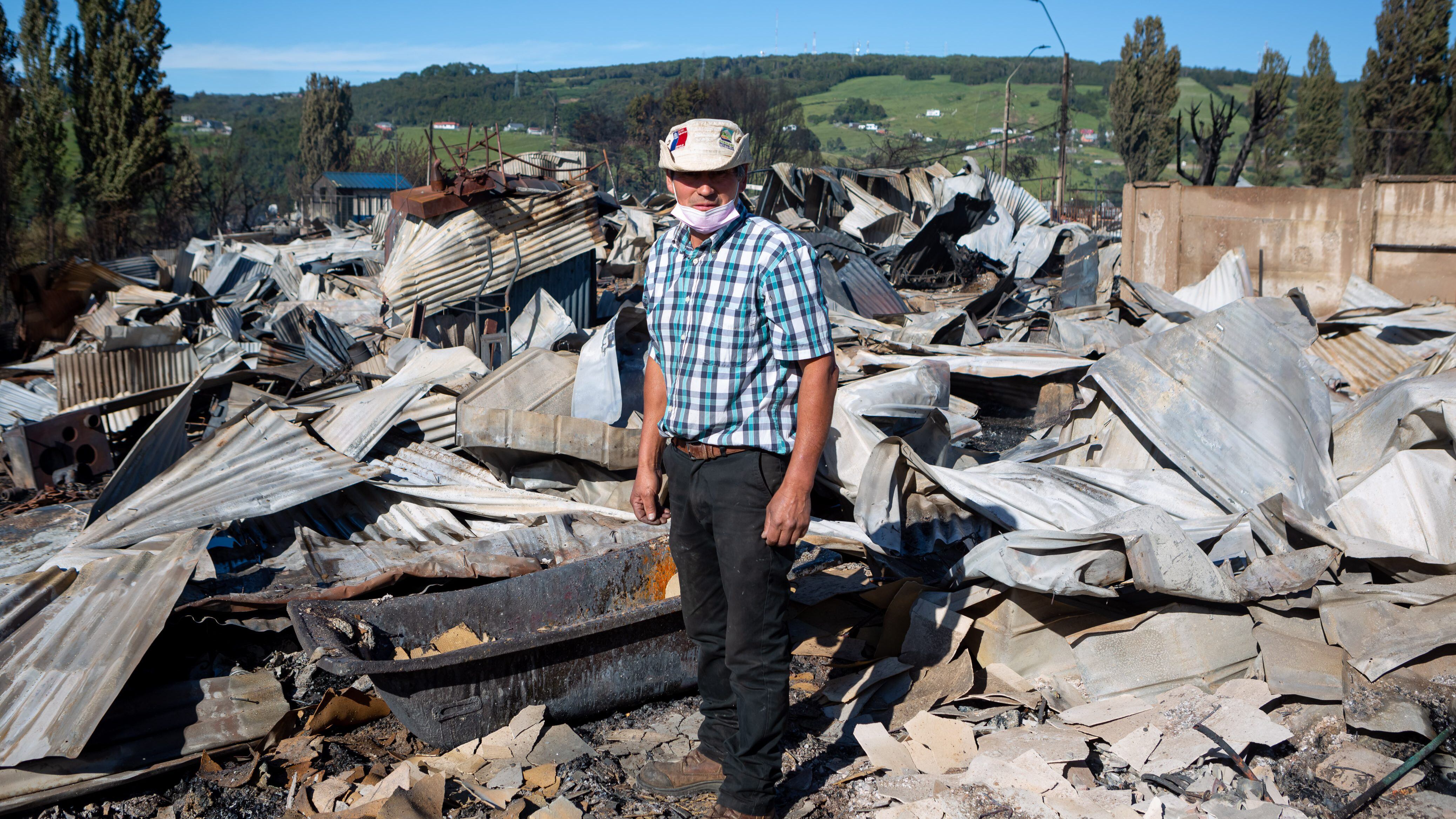 10 DE DICIEMBRE 2021 / CASTROUn hombre retratado en medio de los escombros tras incendio forestal que destruyo más de 140 casas en la población Camilo Henrriquez y Villa los Presidentes, durante mega incendio en la ciudad de Castro, Chiloé.
FOTO: FELIPE CONSTANZO / AGENCIAUNO