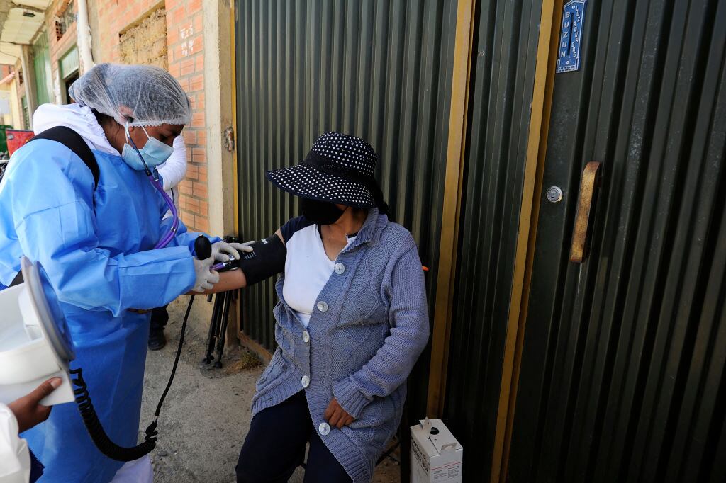 Una mujer recibe la vacuna contra el Covid-19 en Bolivia