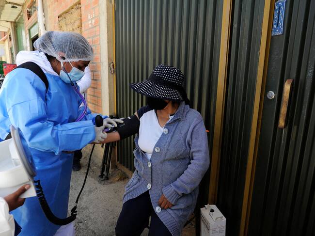 Una mujer recibe la vacuna contra el Covid-19 en Bolivia