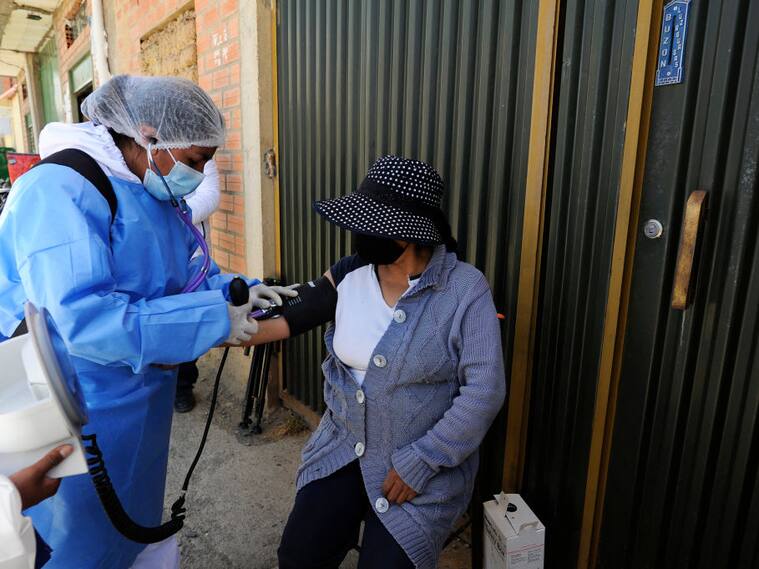 Una mujer recibe la vacuna contra el Covid-19 en Bolivia