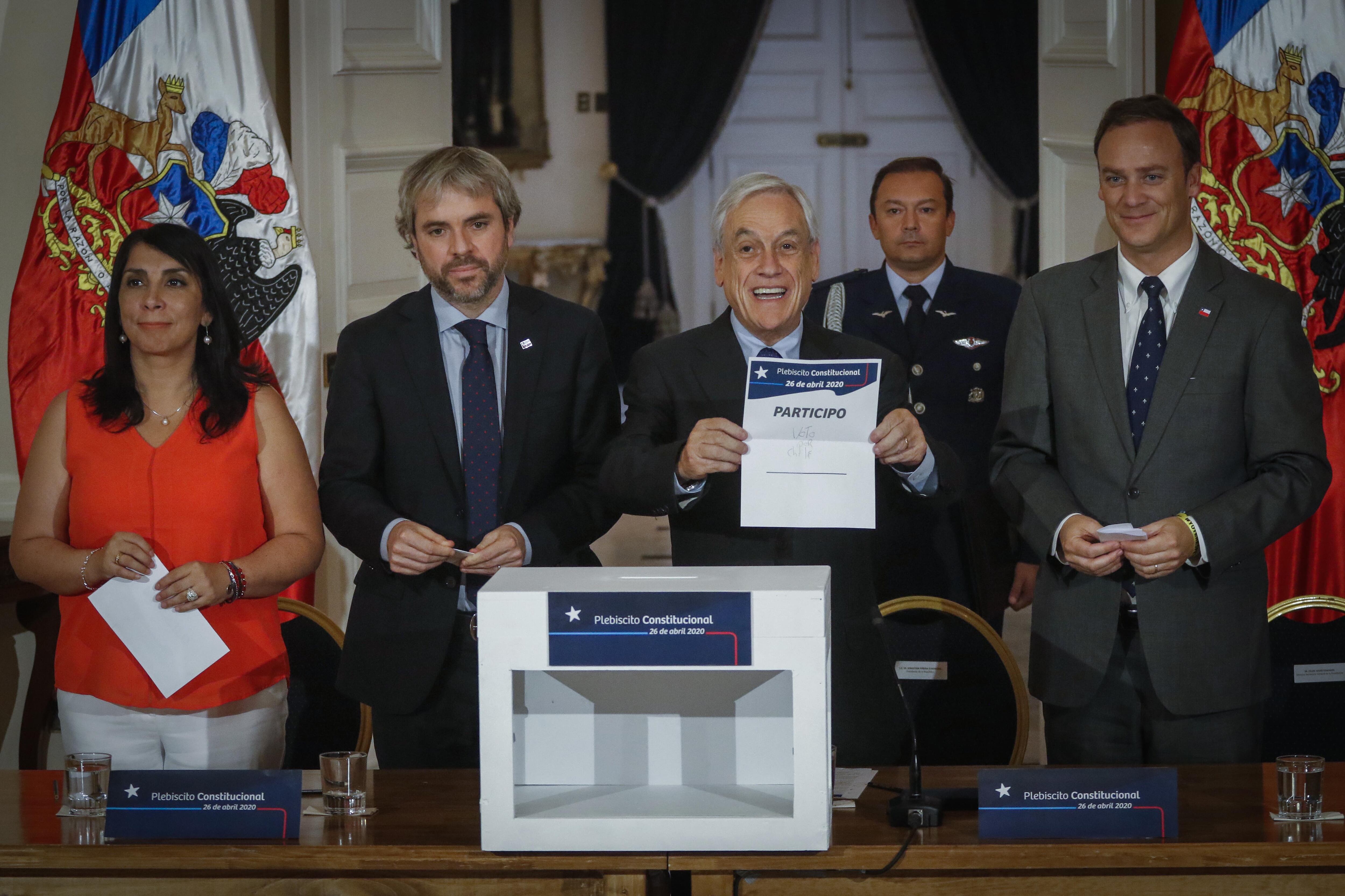 27 de diciembre del 2019/SANTIAGO
El Presidente de la República, Sebastián Piñera, firma el decreto que convoca el plebiscito Constitucional. Sebastian Pi?era, el Presidente de la Republica, muestra el voto simbolico, juntoa a Felipe Ward, el ministro Secretario General de la Presidencia, Gonzalo Blumel, el ministro del Interior y Seguridad Publica, Karla Rubilar, la ministra Secretaria General de Gobierno.
FOTO: SEBASTIAN BELTRAN GAETE/AGENCIAUNO