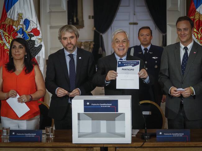 27 de diciembre del 2019/SANTIAGO
El Presidente de la República, Sebastián Piñera, firma el decreto que convoca el plebiscito Constitucional. Sebastian Pi?era, el Presidente de la Republica, muestra el voto simbolico, juntoa a Felipe Ward, el ministro Secretario General de la Presidencia, Gonzalo Blumel, el ministro del Interior y Seguridad Publica, Karla Rubilar, la ministra Secretaria General de Gobierno.
FOTO: SEBASTIAN BELTRAN GAETE/AGENCIAUNO