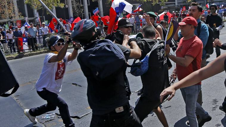 07 de Marzo de 2020/SANTIAGOVarias personas pelean en plena marcha en Av providencia , durante una manifestacin del Movimiento Alerta Chile en rechazo al plebiscito.
FOTO: CRISTOBAL ESCOBAR/AGENCIAUNO