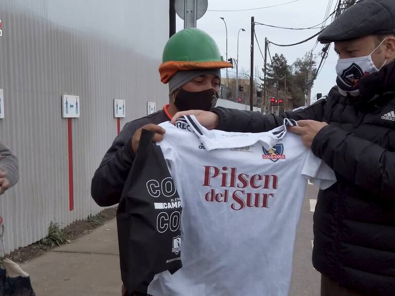 Colo Colo invitó al estadio a obreros que alentaron desde un edificio