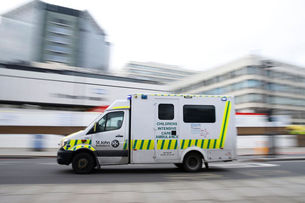 Ambulancia avanza a toda velocidad en Inglaterra