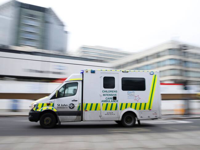 Ambulancia avanza a toda velocidad en Inglaterra