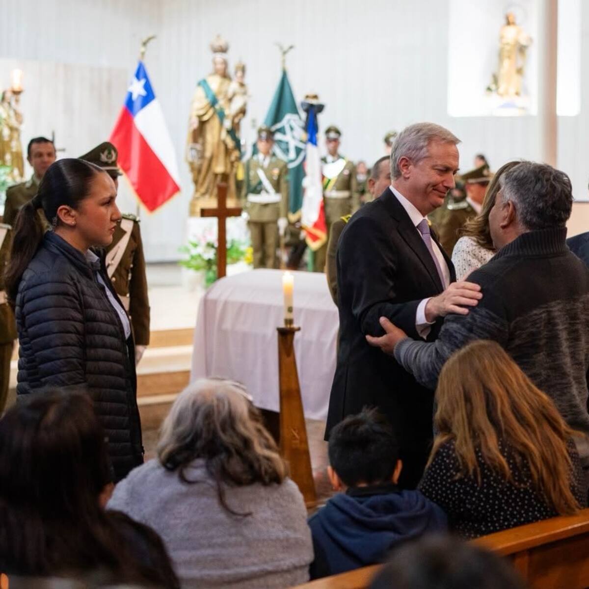 “Un mártir de nuestra Patria”: Presidente Kast asiste al velorio del cabo Cristopher Aguilera y entrega sus condolencias a la familia