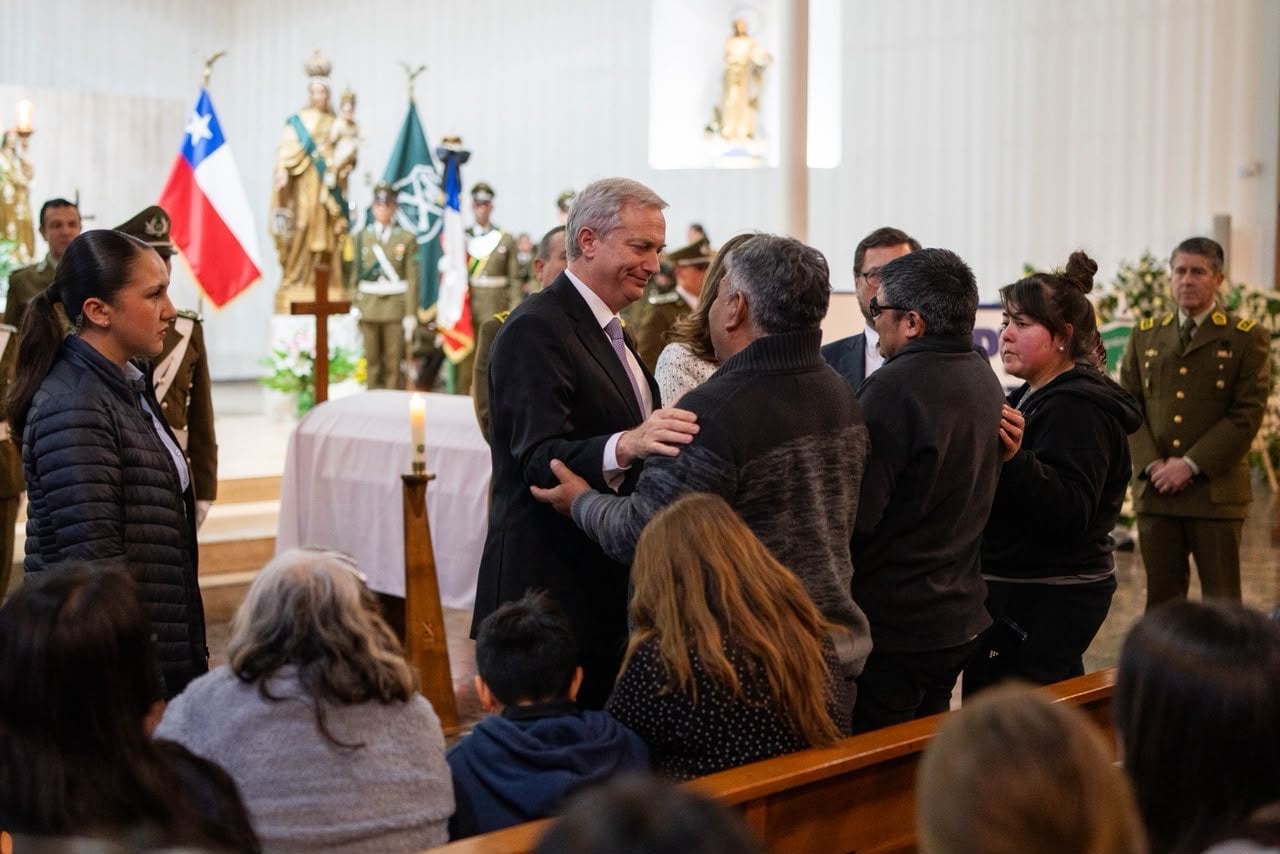 “Un mártir de nuestra Patria”: Presidente Kast asiste al velorio del cabo Cristopher Aguilera y entrega sus condolencias a la familia