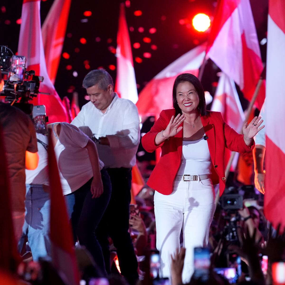 Keiko Fujimori es proclamada oficialmente como nueva presidenta electa de Perú tras una reñida votación