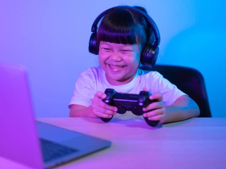 Castigada hasta el fin de los tiempos: niña gasta casi 50 millones de pesos comprando juegos online en China