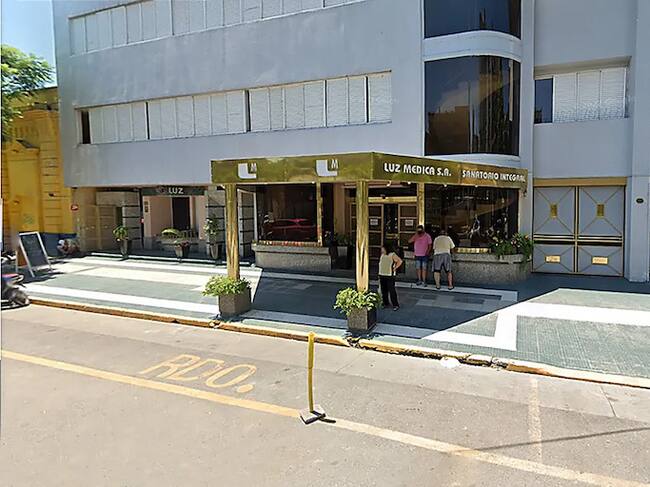 El acceso al centro médico privado Luz Médica de Tucumán en Argentina