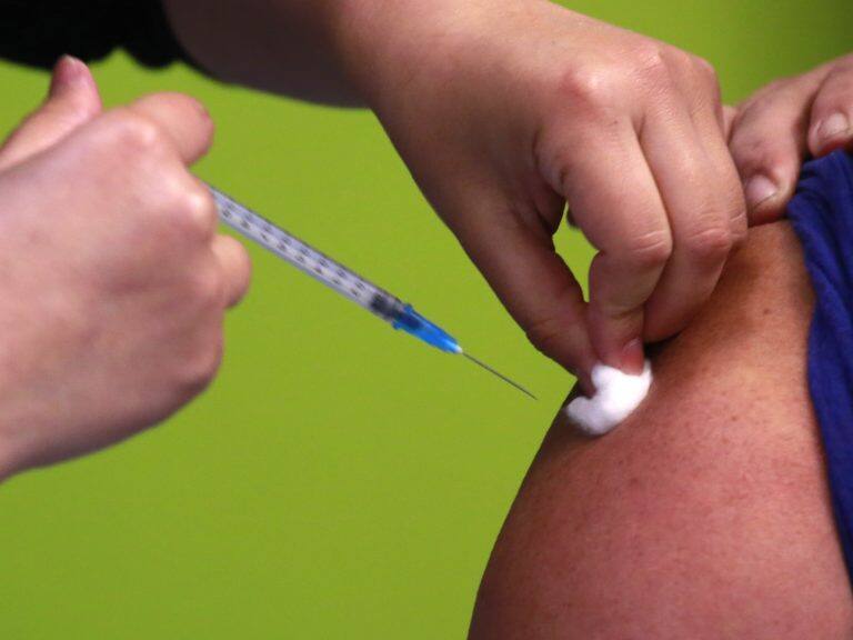 15 de junio del 2021/SantiagoSe lleva a cabo operativo de vacunación “extramuro” en la Universidad Santo Tomás, con llamado a que los jóvenes de 20 y 21 años, y rezagados mayores de 22, concurran a vacunarse
FOTO: KARIN POZO/AGENCIAUNO