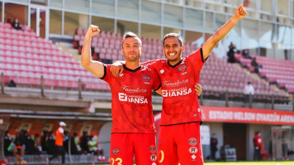 12 de Abril del 2021/CHILLANLuis Valenzuela (i) y Federico Mateos (d) celebran el gol durante el partido valido por la tercera fecha del Campeonato Nacional AFP PlanVital 2021, entre Ñublense vs Cobresal, disputado en el Estadio Nelson Oyarzun Arenas.
FOTO:FELIPE VENEGAS/AGENCIA UNO